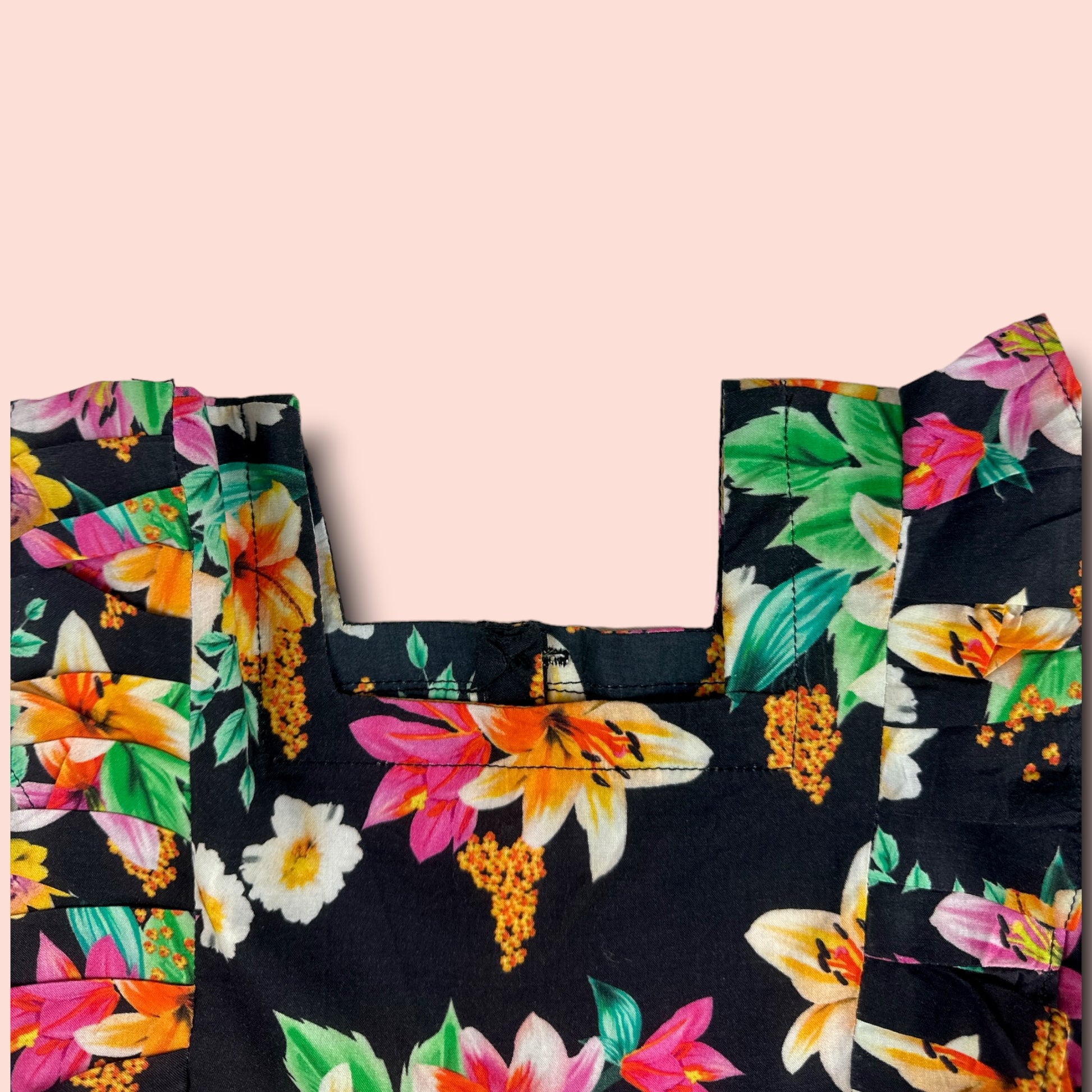 neck view of Short sleeve printed Lawn-frock